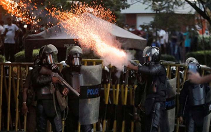 বিক্ষোভ ঠেকাতে শ্রীলঙ্কায় কারফিউ জারি